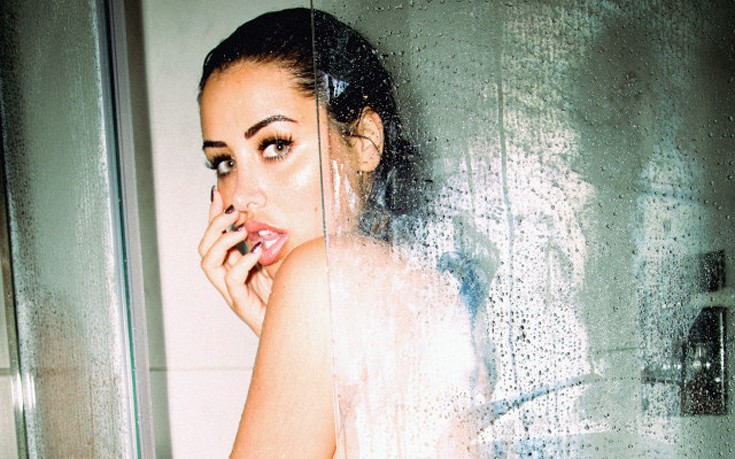 Στο ντουζ με την Marnie Simpson