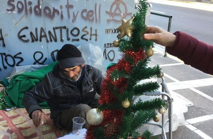 Μοίρασαν χριστουγεννιάτικα δέντρα σε άστεγους και ξεσήκωσαν αντιδράσεις