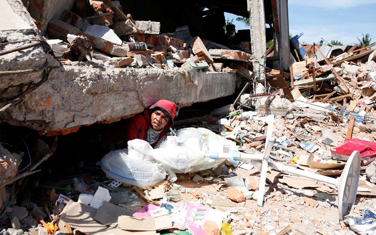 Έκκληση για βοήθεια απευθύνει η Ινδονησία, τεράστιες καταστροφές από τα 6,5 Ρίχτερ