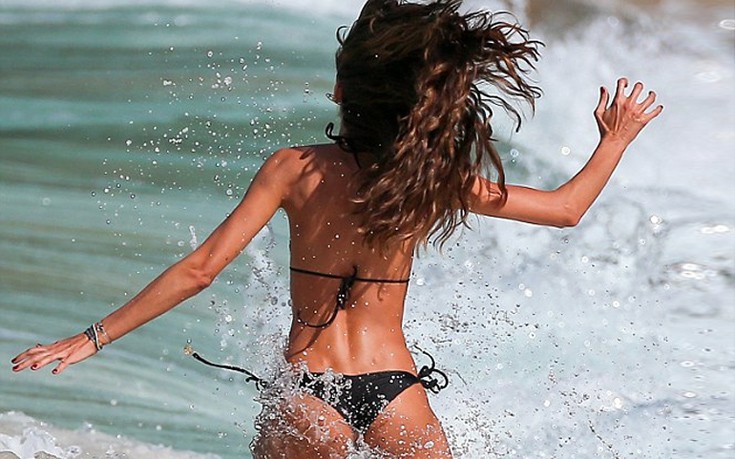 Κάθε μέρα με άλλο μαγιό η Izabel Goulart