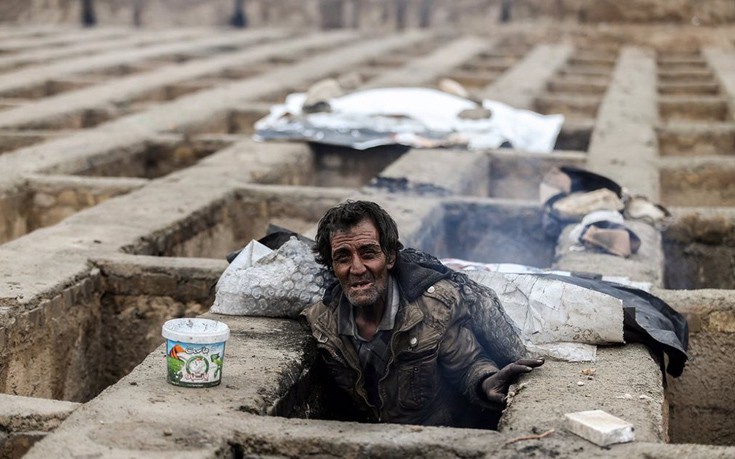 Άστεγοι Ιρανοί βρίσκουν καταφύγιο από το κρύο… σε άδειους τάφους