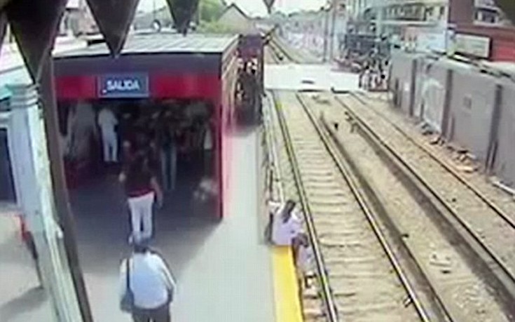 Μητέρα ρίσκαρε τη ζωή του παιδιού της για να μην πληρώσει εισιτήριο στο τρένο