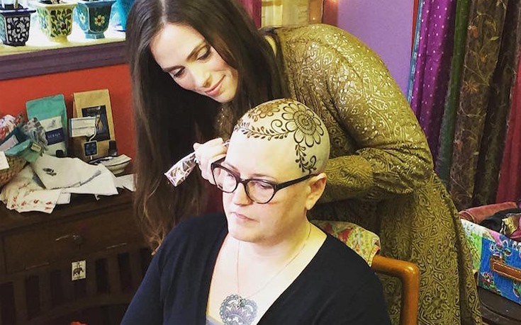Ομορφαίνει τα κεφάλια καρκινοπαθών με προσωρινά τατουάζ