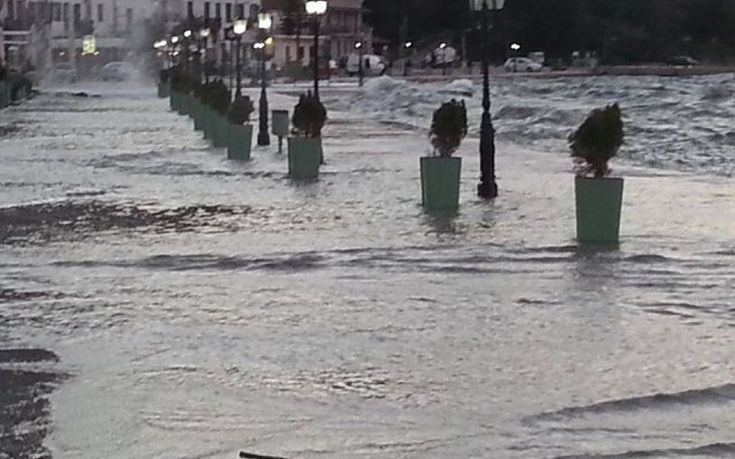 Η θάλασσα στη Βόνιτσα βγήκε στη… στεριά