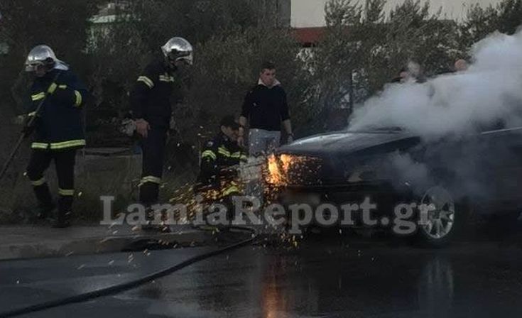 Οδηγός με κινητικά προβλήματα εγκλωβίστηκε σε αυτοκίνητο που πήρε φωτιά