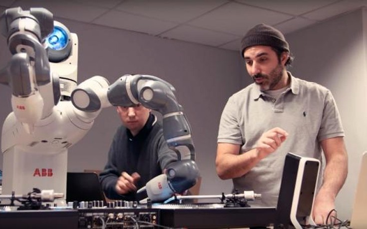 Ένα ρομπότ σε ρόλο&#8230; DJ