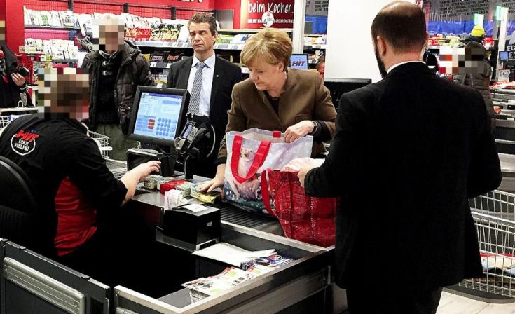 Τα ψώνια της Μέρκελ στο σούπερ μάρκετ με τη φρουρά της