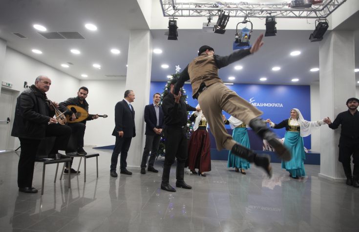 Τα κάλαντα και οι μαντινάδες στον Κυριάκο Μητσοτάκη