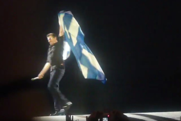 Ο Τζορτζ Μάικλ τυλιγμένος με την ελληνική σημαία σε εμφάνισή του στην Ελλάδα