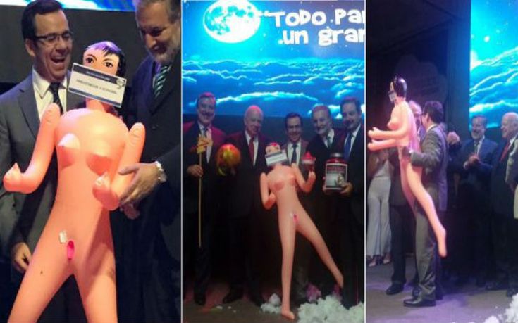 Επιχειρηματίες έκαναν δώρο μια… κούκλα του σεξ στον υπ. Οικονομικών της Χιλής