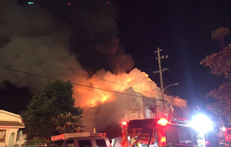 Τρόμος από πυρκαγιά στη διάρκεια πάρτι σε αποθήκη στο Όκλαντ