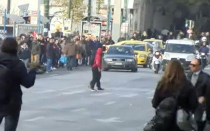 Διαδήλωση και πετροπόλεμος εν μέσω… κινούμενων οχημάτων