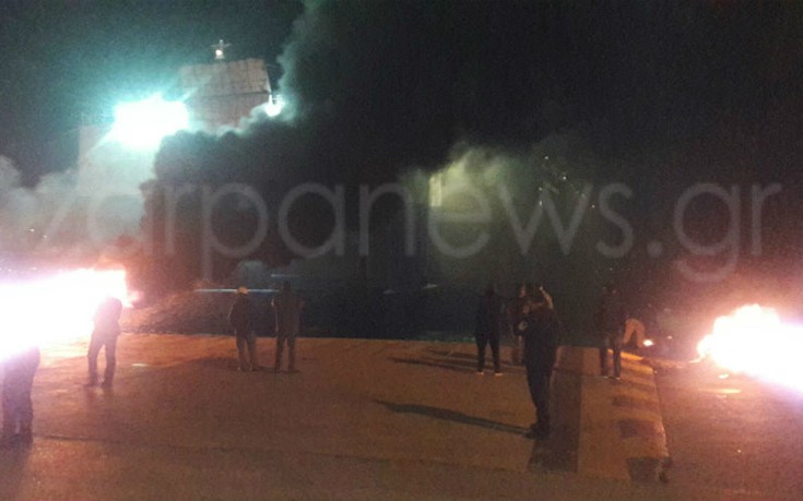 Έκαψαν λάστιχα και ανάγκασαν το πλοίο να βγει στ’ ανοιχτά