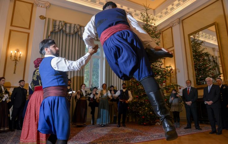 Μια μαντινάδα με αναφορές στον Ερντογάν για τον Παυλόπουλο