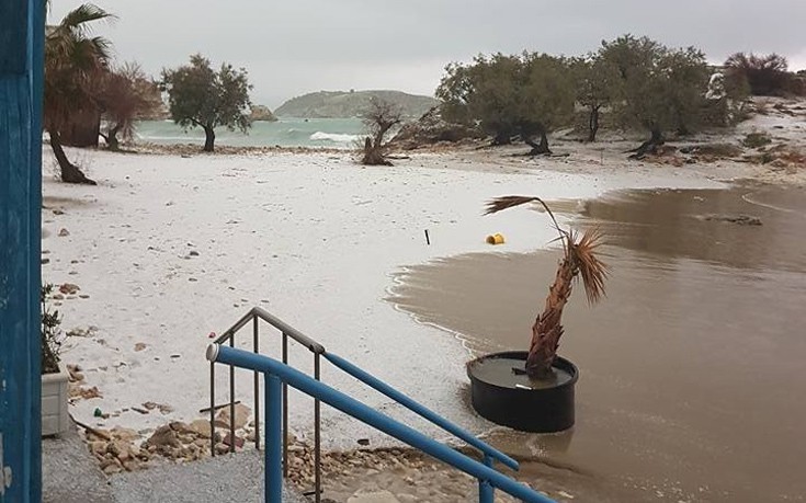 Το χιόνι έφτασε ως την παραλία της Αλμυρίδας στα Χανιά