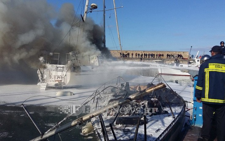 Κάηκαν δύο σκάφη στο λιμάνι του Ηρακλείου