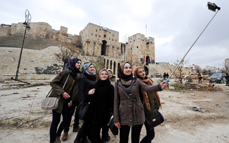 «Τουρίστες» βγάζουν σέλφι με φόντο τα ερείπια στο Χαλέπι