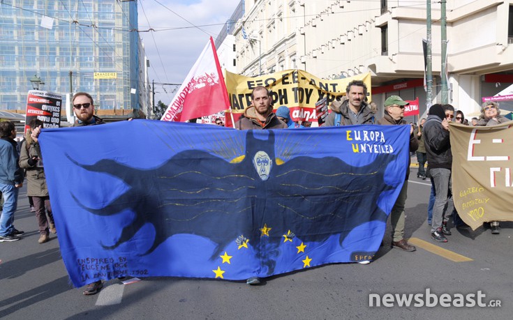 Ο «Μαυρογιαλούρος» Τσίπρας και ένα «Σ’ αγαπώ Ειρήνη» στη διαδήλωση της ΑΔΕΔΥ