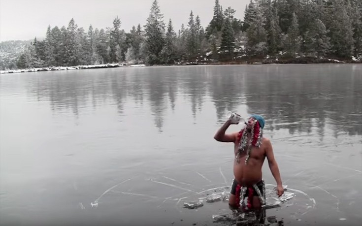 Ο τρελός Νορβηγός γιορτάζει πρωτότυπα τα Χριστούγεννα