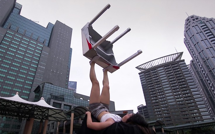 Η κοπέλα που παίζει τα πάντα στα&#8230; πόδια της