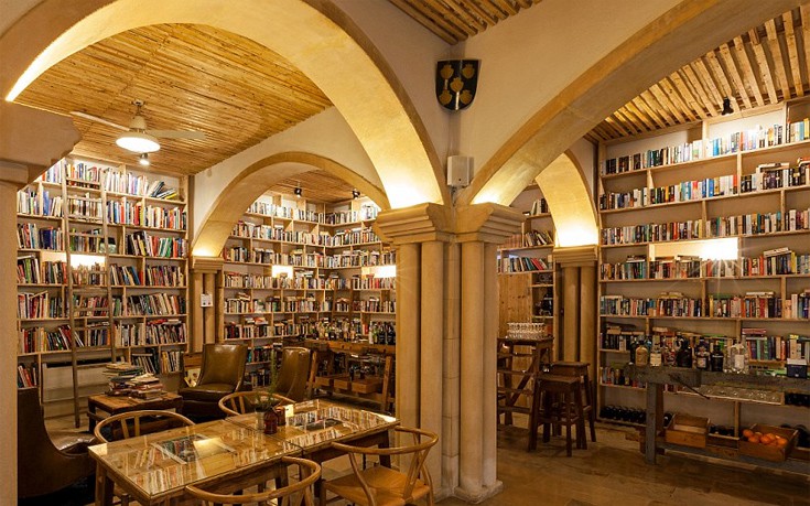 Το εντυπωσιακό ξενοδοχείο με τους 45.000 τίτλους βιβλίων