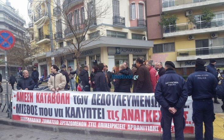 Εργαζόμενοι στα σούπερ μάρκετ Καρυπίδη έκλεισαν το δρόμο μπροστά από το ΥΜΑΘ