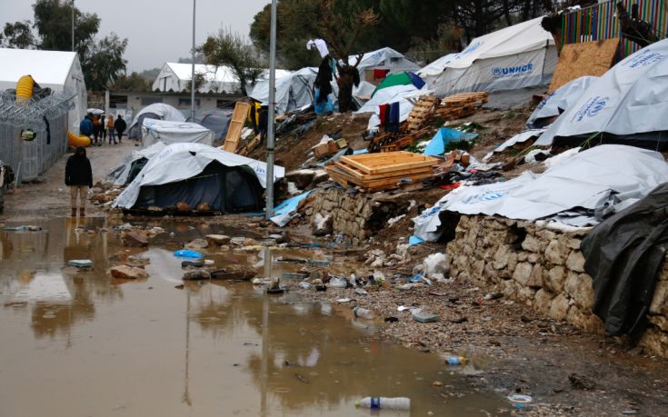 Γερμανικός Τύπος: Υπαίθρια φυλακή η Μόρια