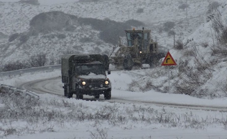 Ο στρατός ανοίγει το δρόμο στα αποκλεισμένα χωριά της Εύβοιας