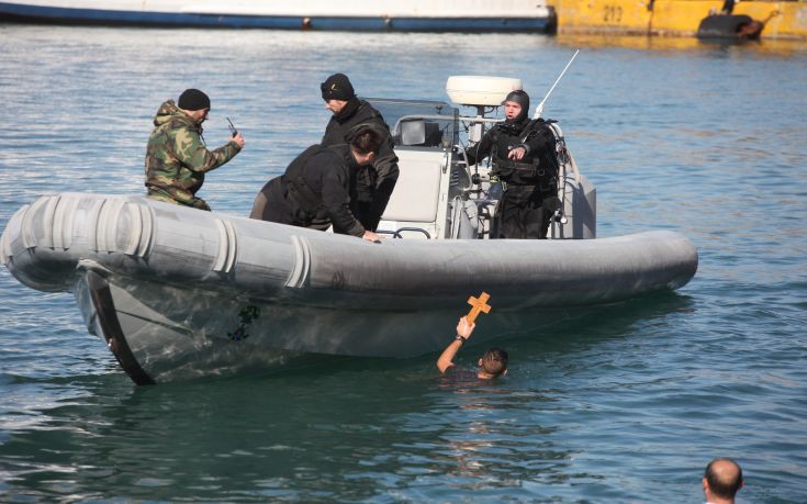 Στις 11 το πρωί η τελετή αγιασμού των υδάτων στο λιμάνι του Πειραιά