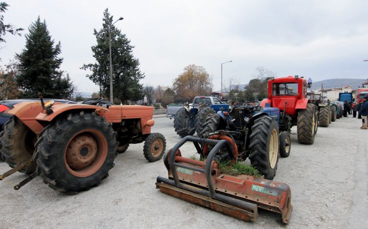 Στήνουν μπλόκα στην Ιόνια Οδό αγρότες από την Πρέβεζα και την Άρτα