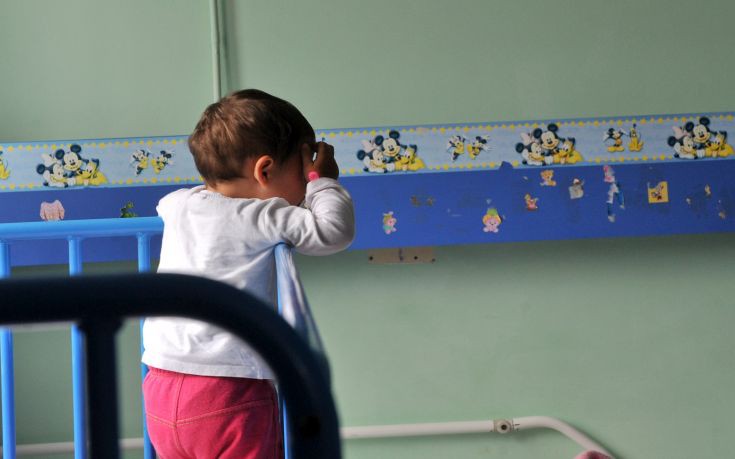 Στην Ασφάλεια Πατρών η μητέρα των τριών παιδιών που βρέθηκαν εγκαταλελειμμένα