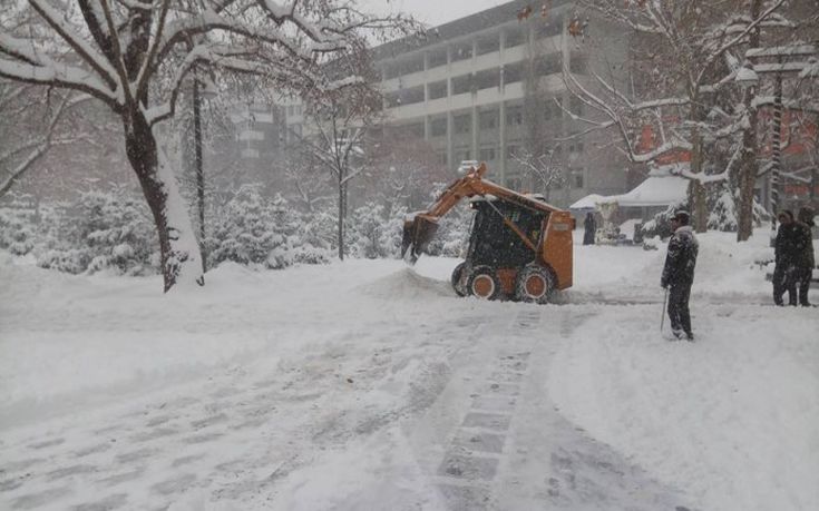 Συνεχίζονται τα προβλήματα στη Λάρισα από τον πρόσφατο χιονιά