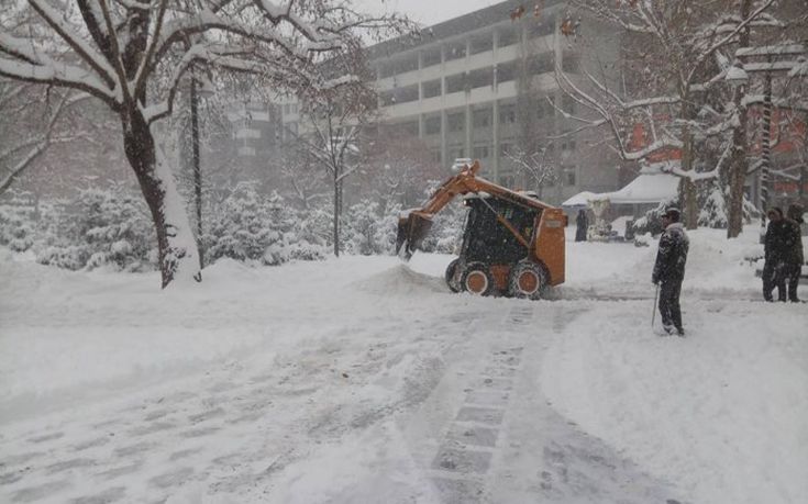 Κλείνουν τα καταστήματα στη Λάρισα εξαιτίας του χιονιά