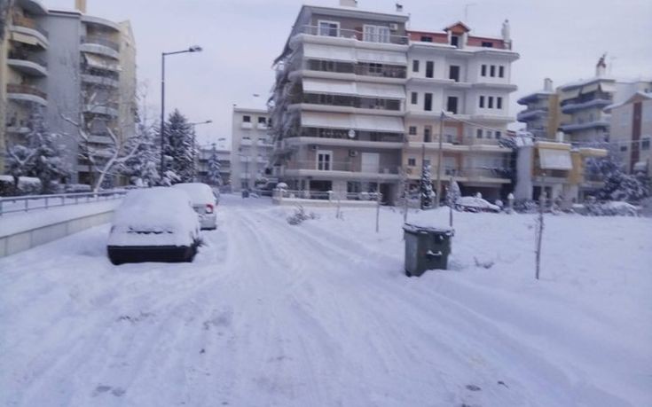 Θαμμένες στο χιόνι οι συνοικίες της Λάρισας