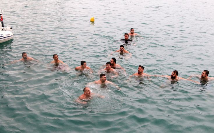 Τολμηροί κολυμβητές σχημάτισαν τον σταυρό στα παγωμένα νερά του Ηρακλείου