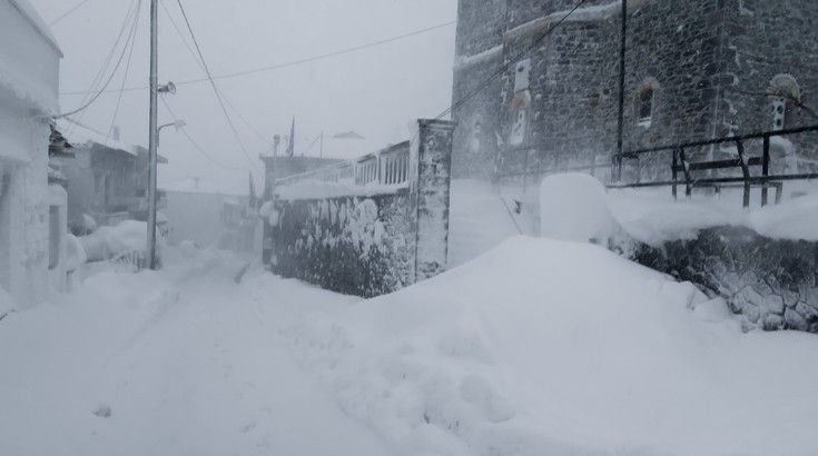 Ισχυρή χιονοθύελλα πλήττει την Μυτιλήνη