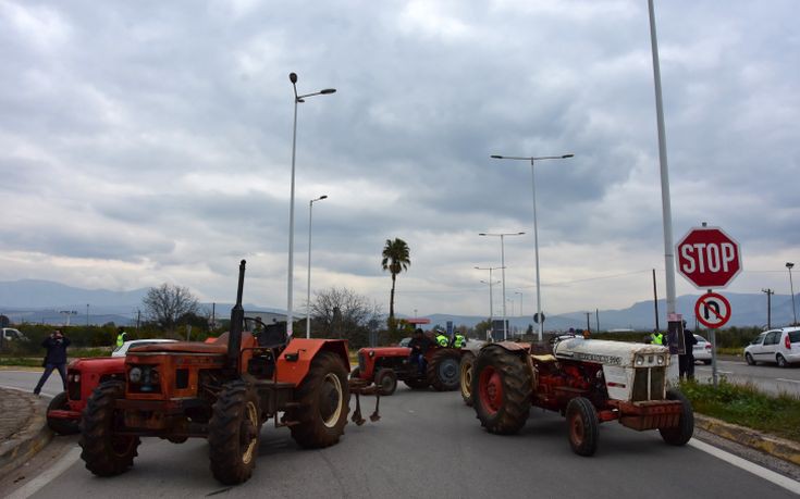 Παραμένει κλειστή η εθνική οδός Θεσσαλονίκης-Σερρών, επιστρέφουν οι αγρότες