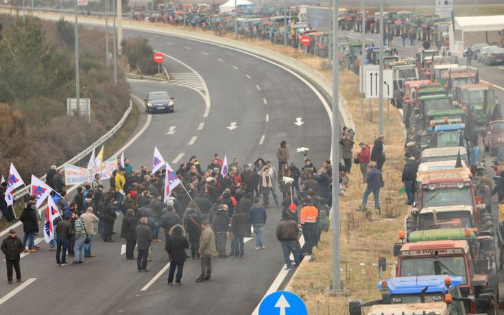 Ενισχύουν τα μπλόκα τους οι αγρότες με αποκλεισμούς δρόμων