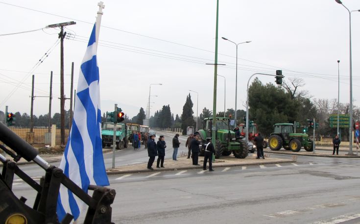 Κλειστό κρατούν τον κόμβο «πράσινα φανάρια» οι αγρότες
