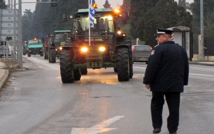 Στα κάγκελα οι αγρότες ενισχύουν τα μπλόκα