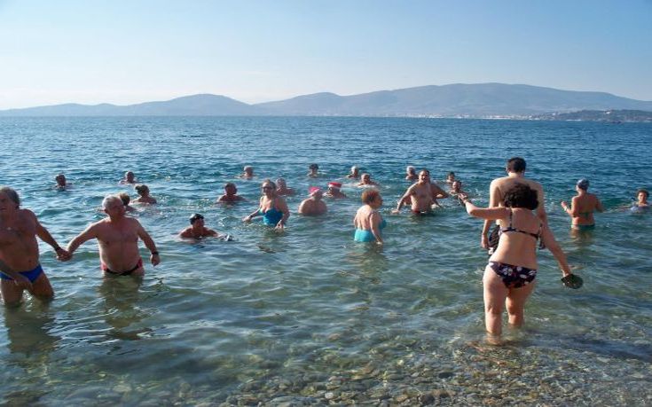 Έκοψαν την βασιλόπιτα και βούτηξαν στα παγωμένα νερά του Παγασητικού