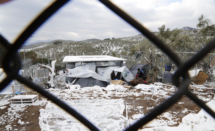 Πώς ζουν εκατοντάδες πρόσφυγες στη Μόρια μέσα στο χιονιά