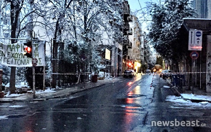 Οι πρώτες εικόνες από την ένοπλη επίθεση κατά των ΜΑΤ έξω από το ΠΑΣΟΚ