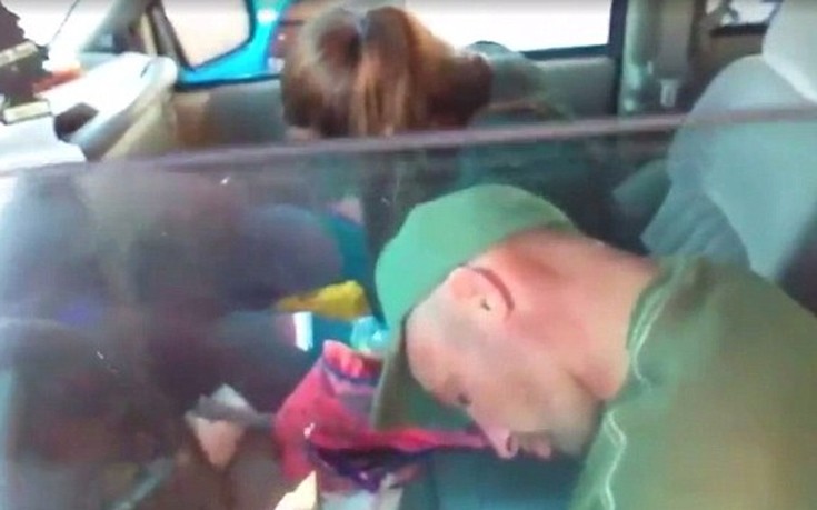 Ζευγάρι λιπόθυμο από ναρκωτικά μέσα σε αυτοκίνητο με δύο μωρά στο πίσω κάθισμα