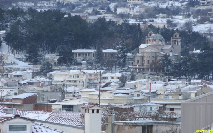 Ξύπνησε ντυμένη στα λευκά η Κοζάνη
