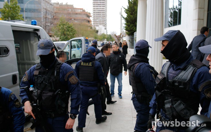 Έφτασαν στο Διοικητικό Πρωτοδικείο οι οκτώ Τούρκοι