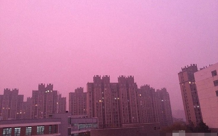 Ο ουρανός βάφτηκε ροζ σε πόλη της Κίνας