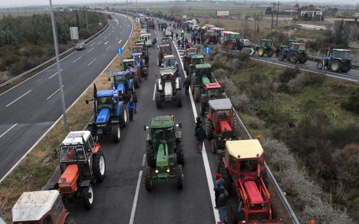 Κλειστή από αγρότες η εθνική οδός Αθηνών–Θεσσαλονίκης
