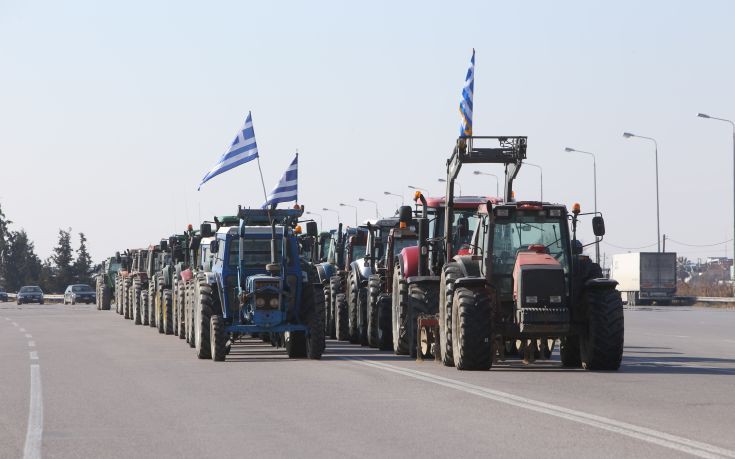 Ενισχύεται το μπλόκο των αγροτών στο τελωνείο των Ευζώνων