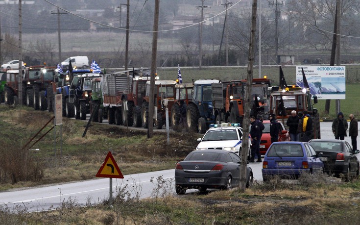 Τρακτέρ στο οδόστρωμα στη Νίκαια, ενισχύεται το μπλόκο